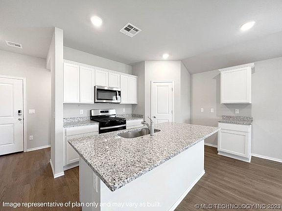 5th image of 260 Greenleaf Pl