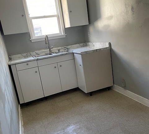 4th image of 210 W 17th St