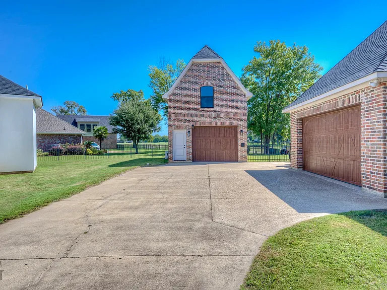 555 Canterbury Ln — Photo 24