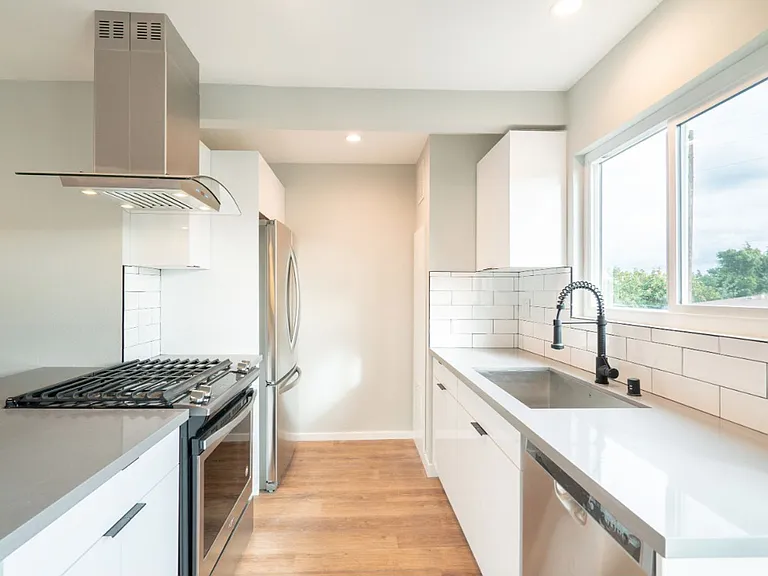 5847 Willoughby Ave — Photo 13