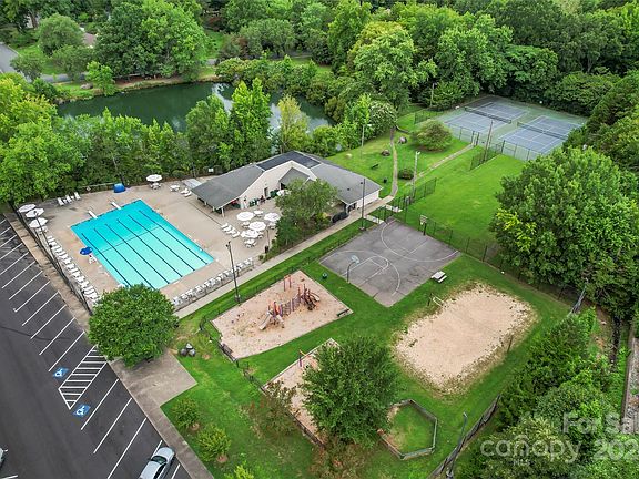 3rd image of 7118 Candlewyck Ln