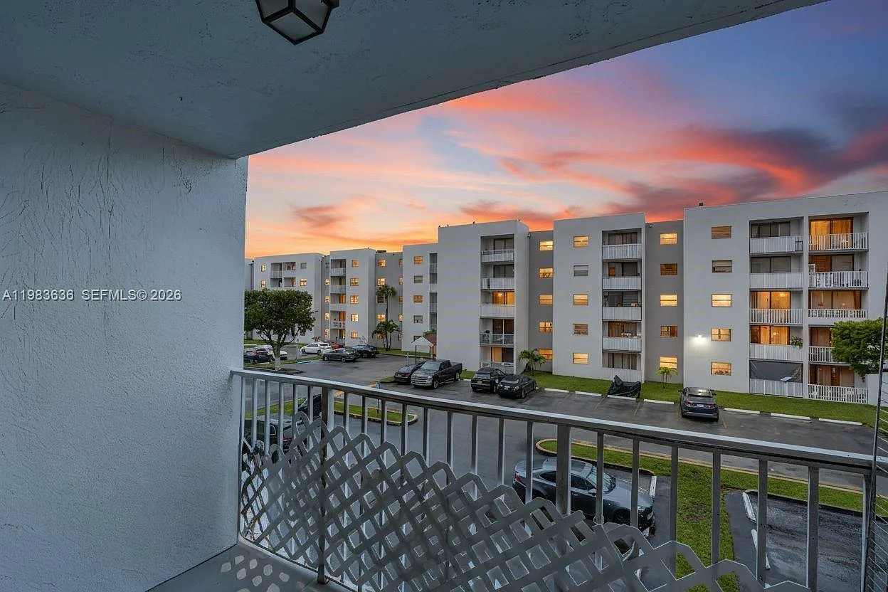 Fontainebleau Gardens Con — Photo 1