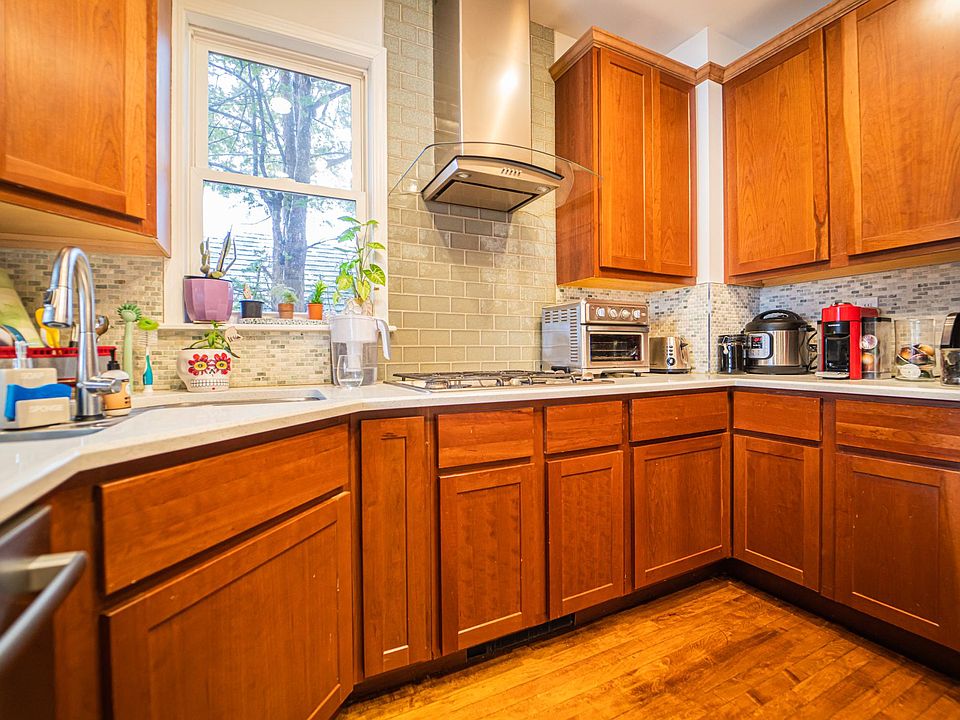 Kitchen with 42" maple cabinets