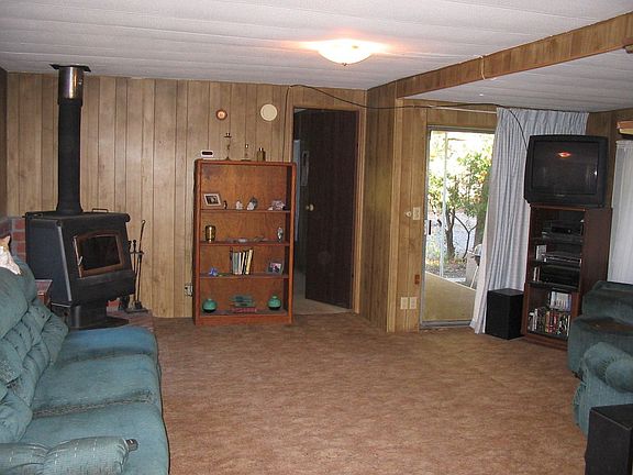 Spacious livingroom with wood sove