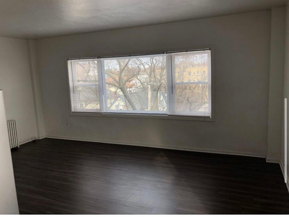 2nd image of 7327 N Rogers Ave APT 206