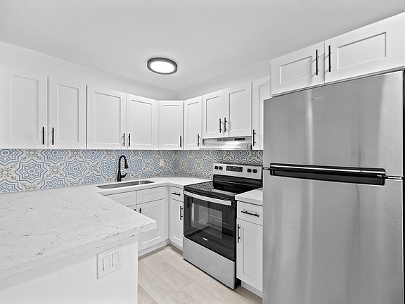 3rd image of 732 SE 15th St APT 2