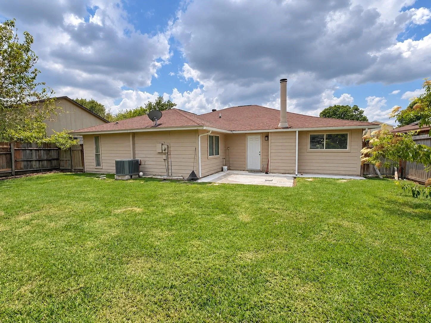 4 bed, 2.0 bath, 2001 sqft, $1,800 — Photo 2