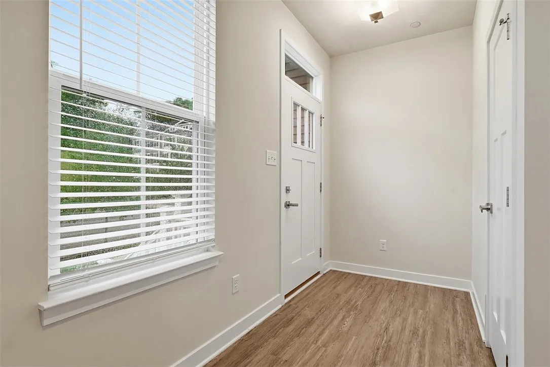 3 bed, 2.5 bath, 2706 sqft, $3,000 — Photo 4