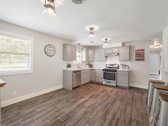 3rd image of 1221 Pecan Valley Dr
