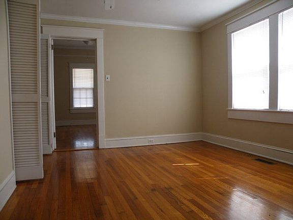 5th image of 224 Merriman Ave
