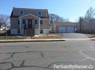 204 Linton Ave, Lindenhurst, NY 11757
