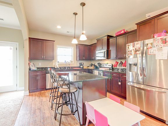 4th image of 899 Isaac Dr