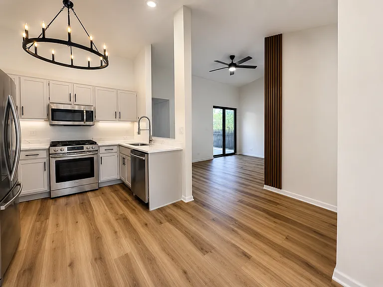 2104 Navarone Dr — Photo 2