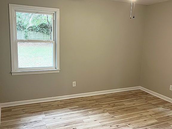 5th image of 296 Maple Dr