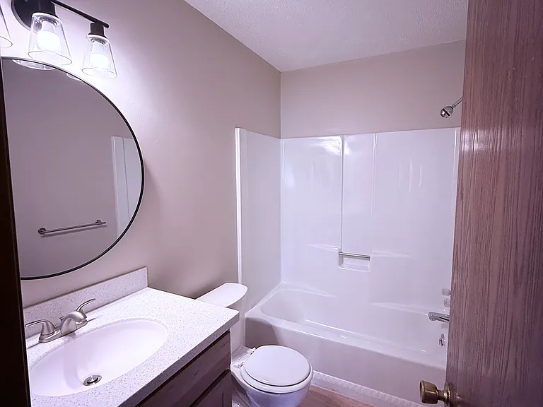 4052 Canterbury Dr — Photo 7