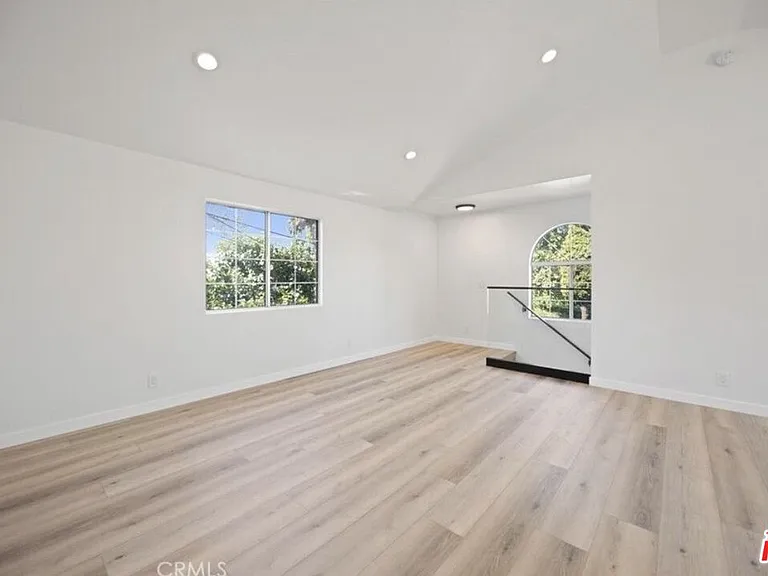 424 Parkman Ave — Photo 5