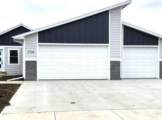 2709 N Bent Grass Ct, Sioux Falls, SD 57107