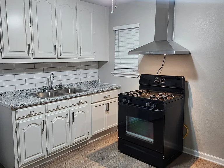 1622 Lucas Ave — Photo 1