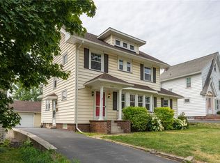 215 Hurstbourne Rd, Rochester, NY 14609