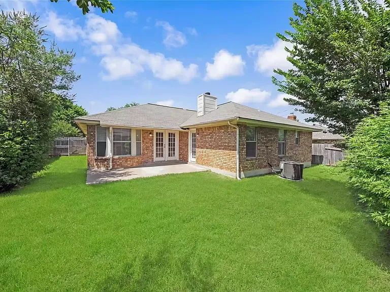 810 Castleview Dr — Photo 6