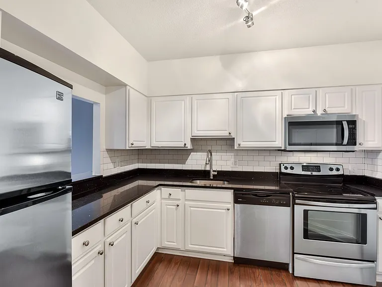 The Saratoga Apartments — Photo 16