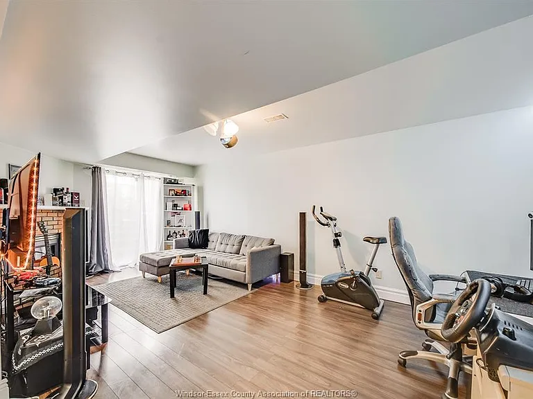 1425 Mickaila Cres — Photo 26