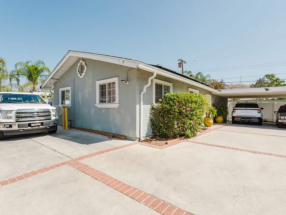 11900 Cometa Ave