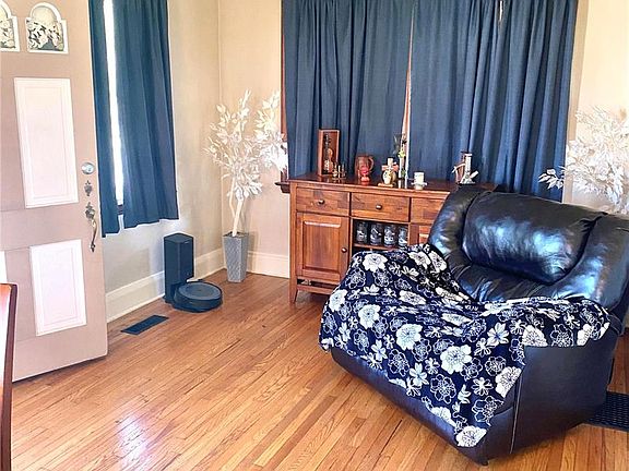 3rd image of 2628 Lyndhurst Ave