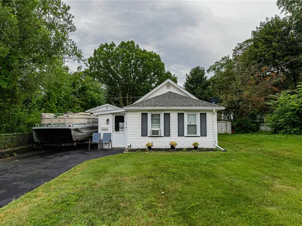47 Chippendale Rd, Rochester, NY 14616