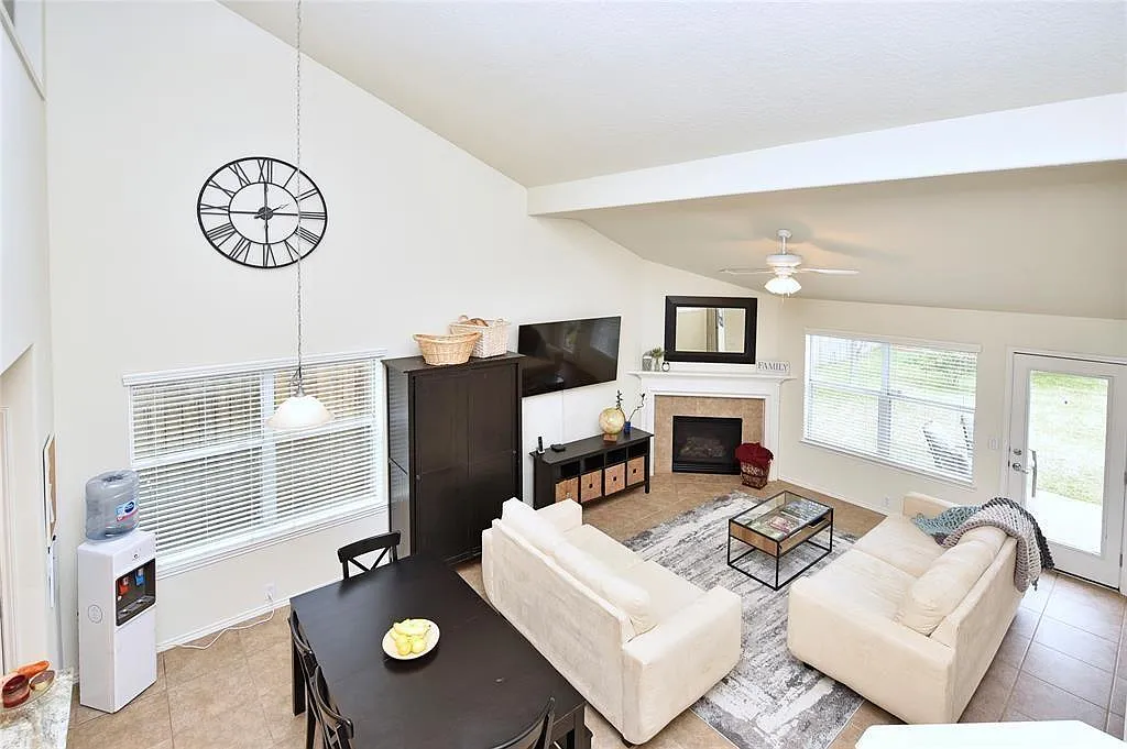 4 bed, 2.5 bath, 2255 sqft, $2,399 — Photo 3