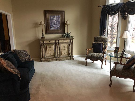 Living room w/12 ft ceiling