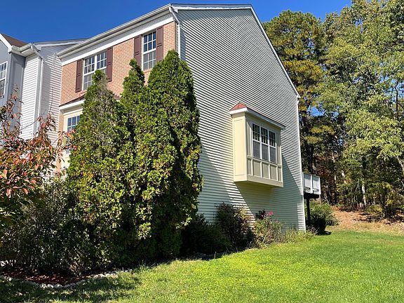 3rd image of 184 Pinecove Ave