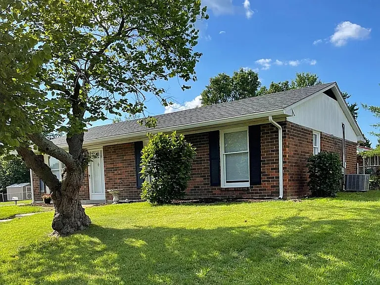 209 Mount Vernon Dr — Photo 1