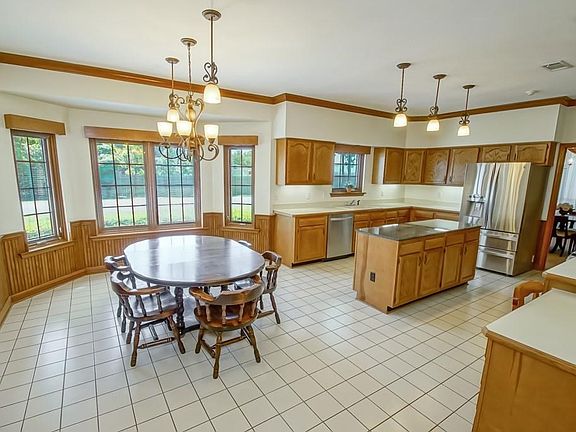 4th image of 9401 Sara Ct