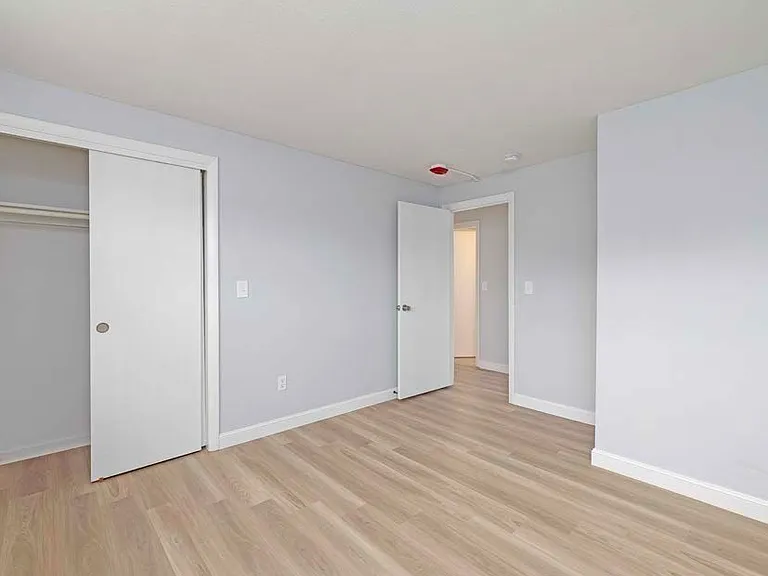 Oakland Beach Apartments — Photo 5