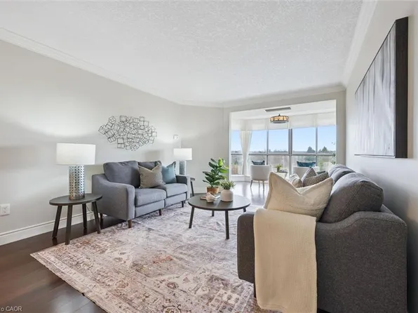 265 Westcourt Pl #1010, Waterloo, ON N2L 6E4