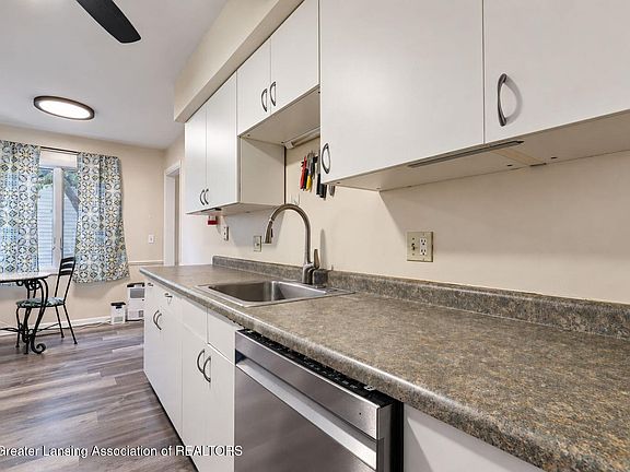 3rd image of 1444 Roxburgh Ave