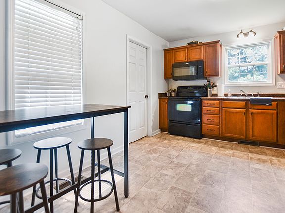 4th image of 328 Maple Park Dr