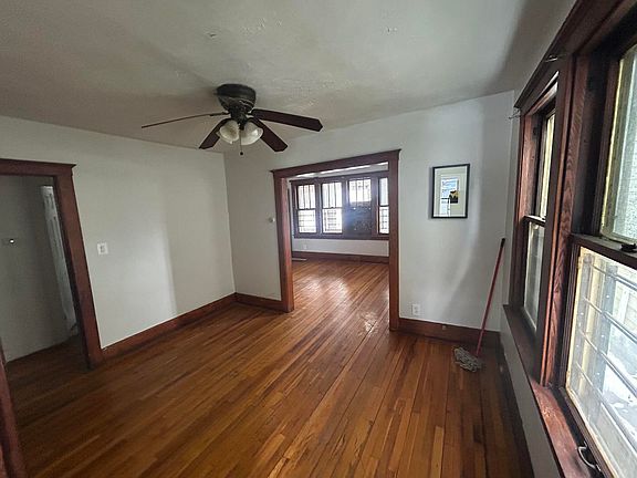 5th image of 221 Ashland St