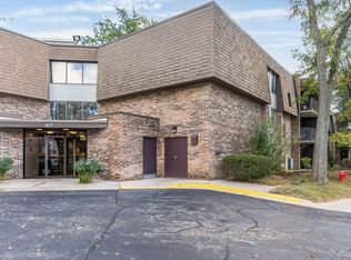 907 S Williams St APT 212, Westmont, IL 60559