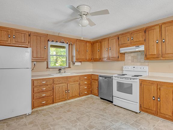 5th image of 440 Bishop Pond Rd
