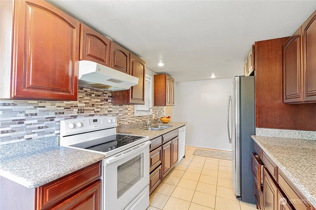 4 bed, 1560 sqft, $2,950 — Photo 2