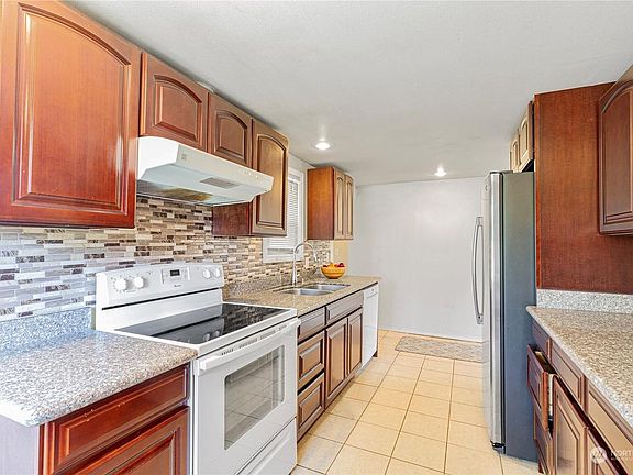 2nd image of 1102 NE Serpentine Pl