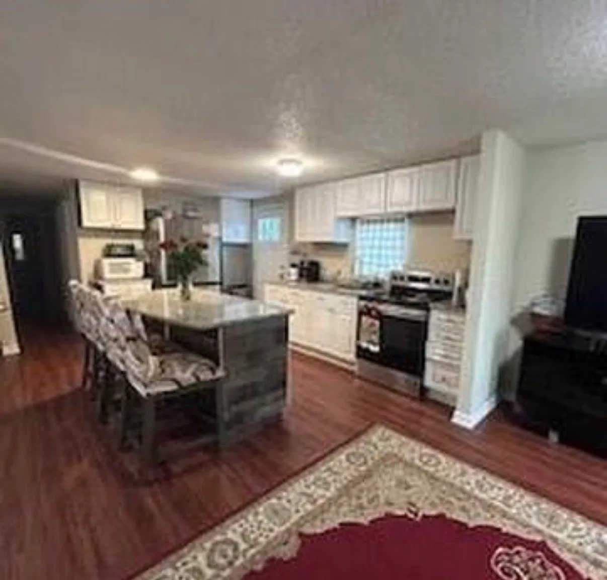 3 bed, 1200 sqft, $3,300 — Photo 3
