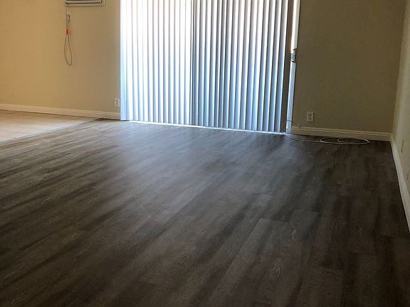 4th image of 13947 Oxnard St APT 212