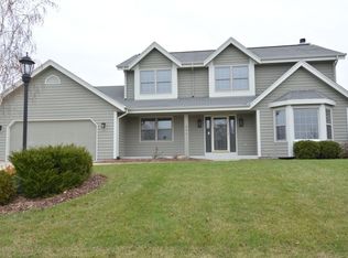 304 Jonathan Dr, Pewaukee, WI 53072