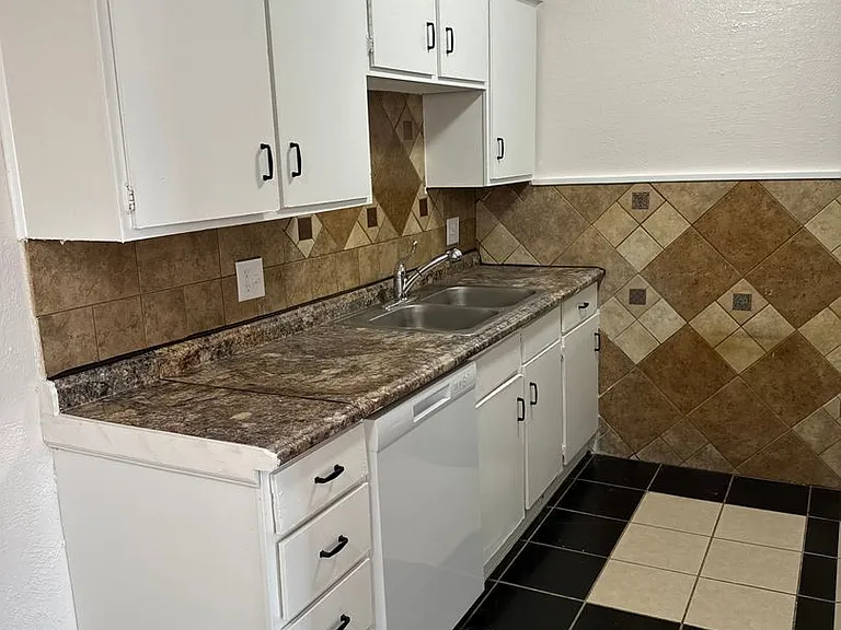 West Towne Apartments — Photo 34