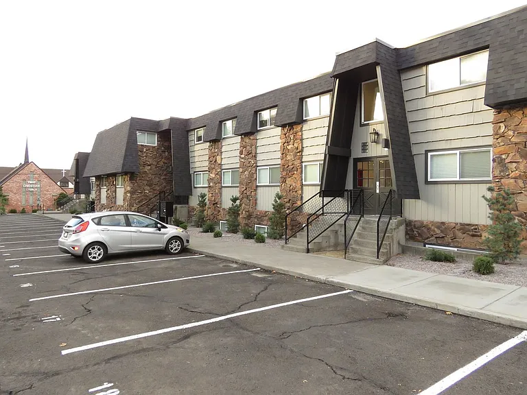 The Courtcrest Apartments — Photo 2