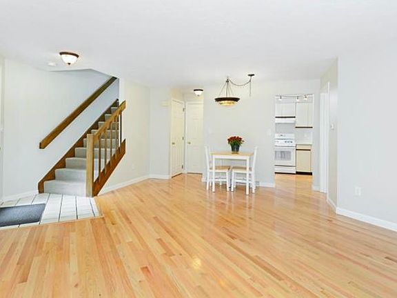 3rd image of 8 Treetop Park #8
