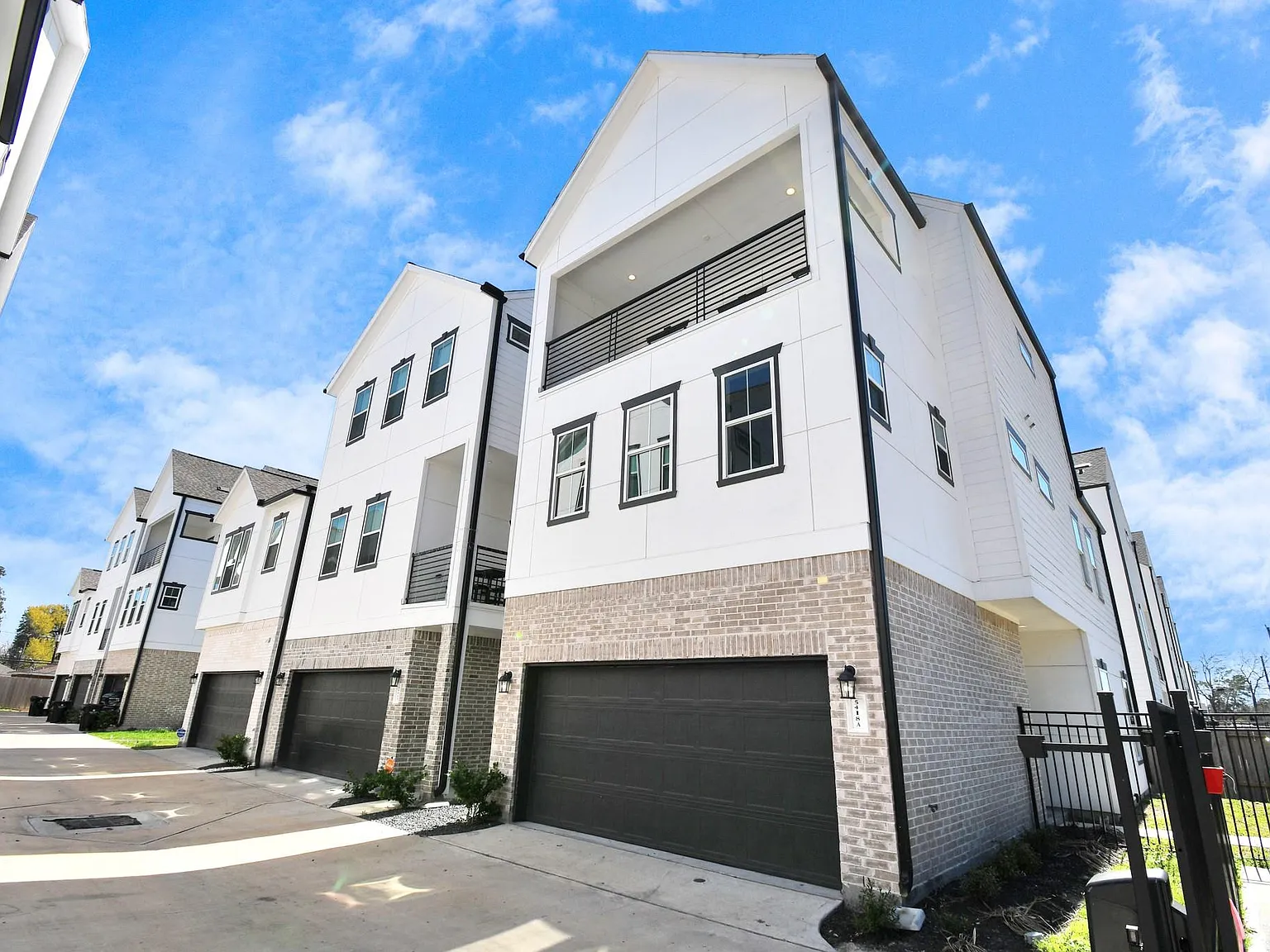 3 bed, 3.5 bath, 2300 sqft, $2,800 — Photo 2